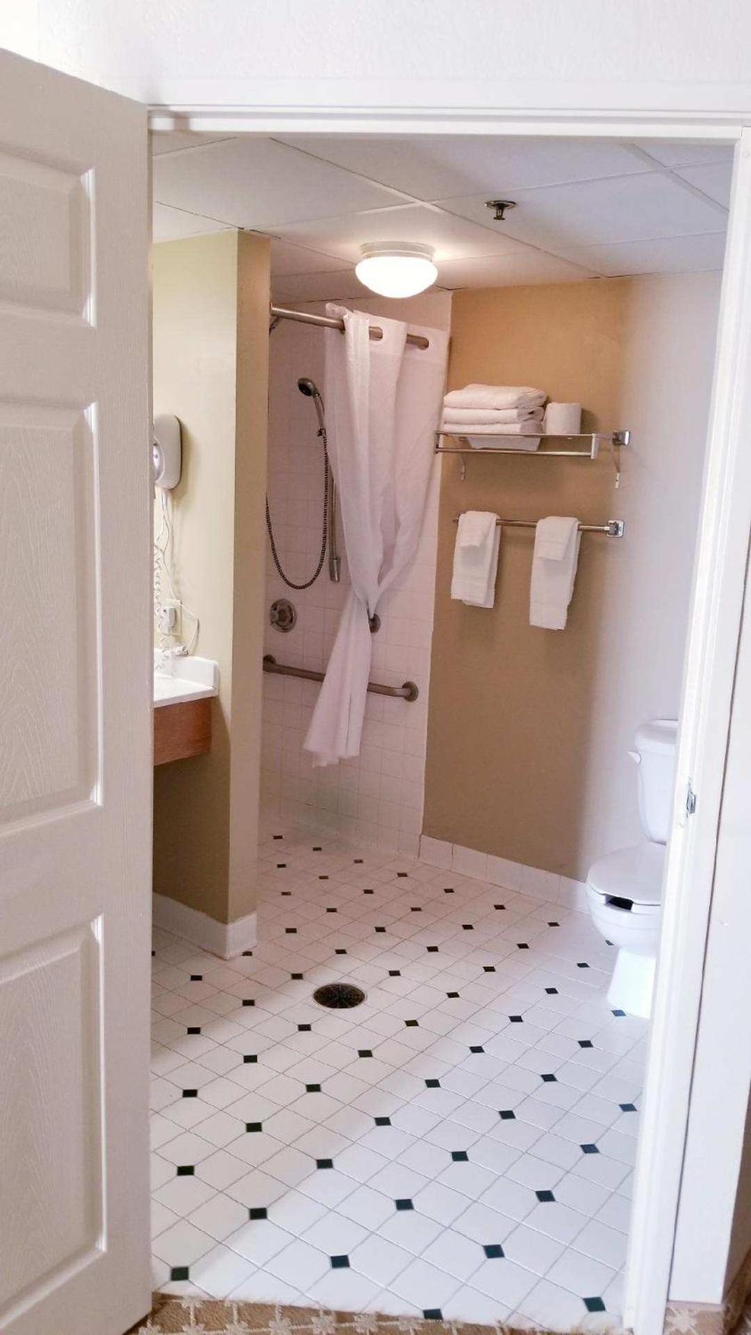 Quality Inn & Suites Alexandria Exteriör bild