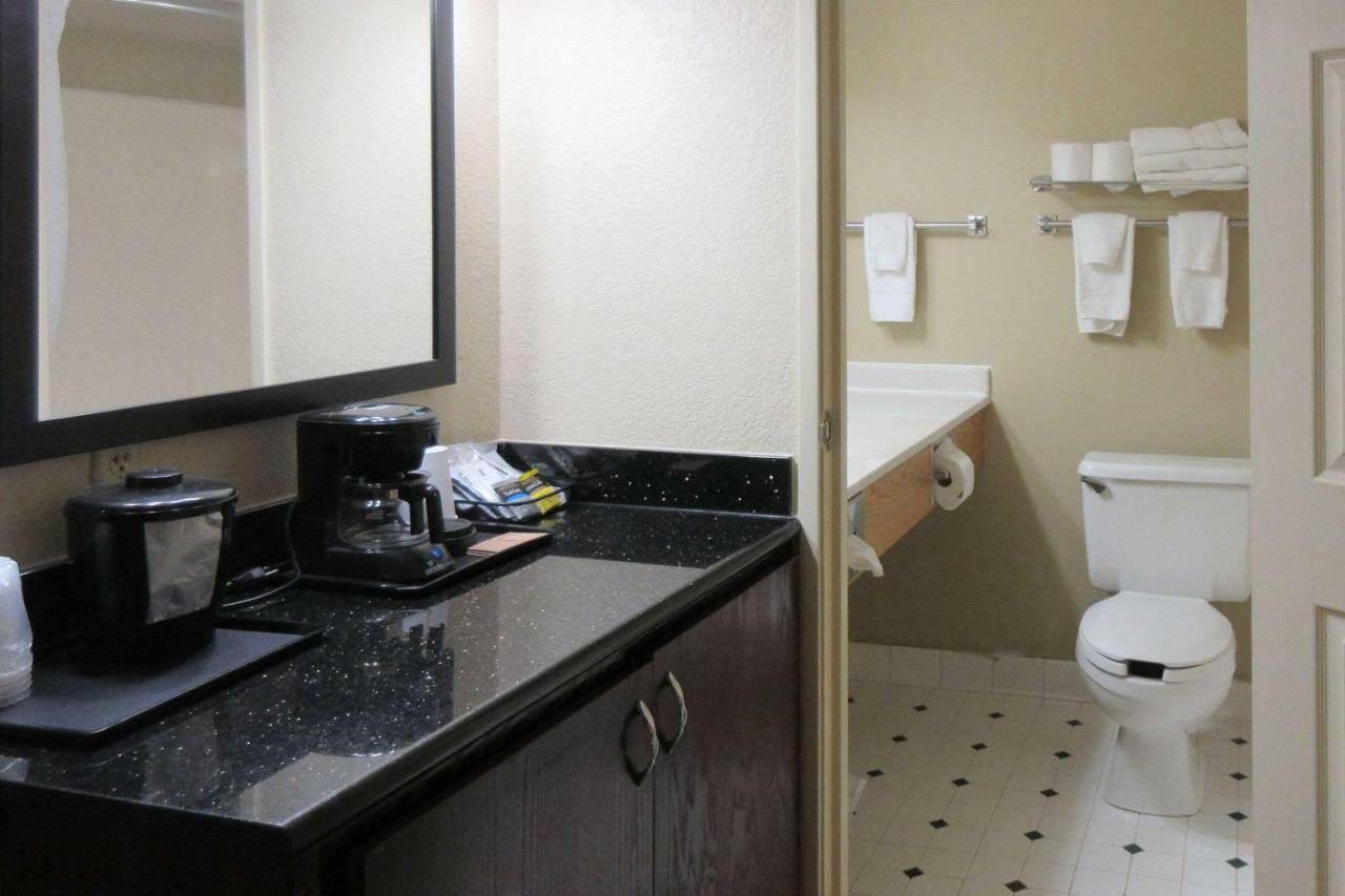Quality Inn & Suites Alexandria Exteriör bild